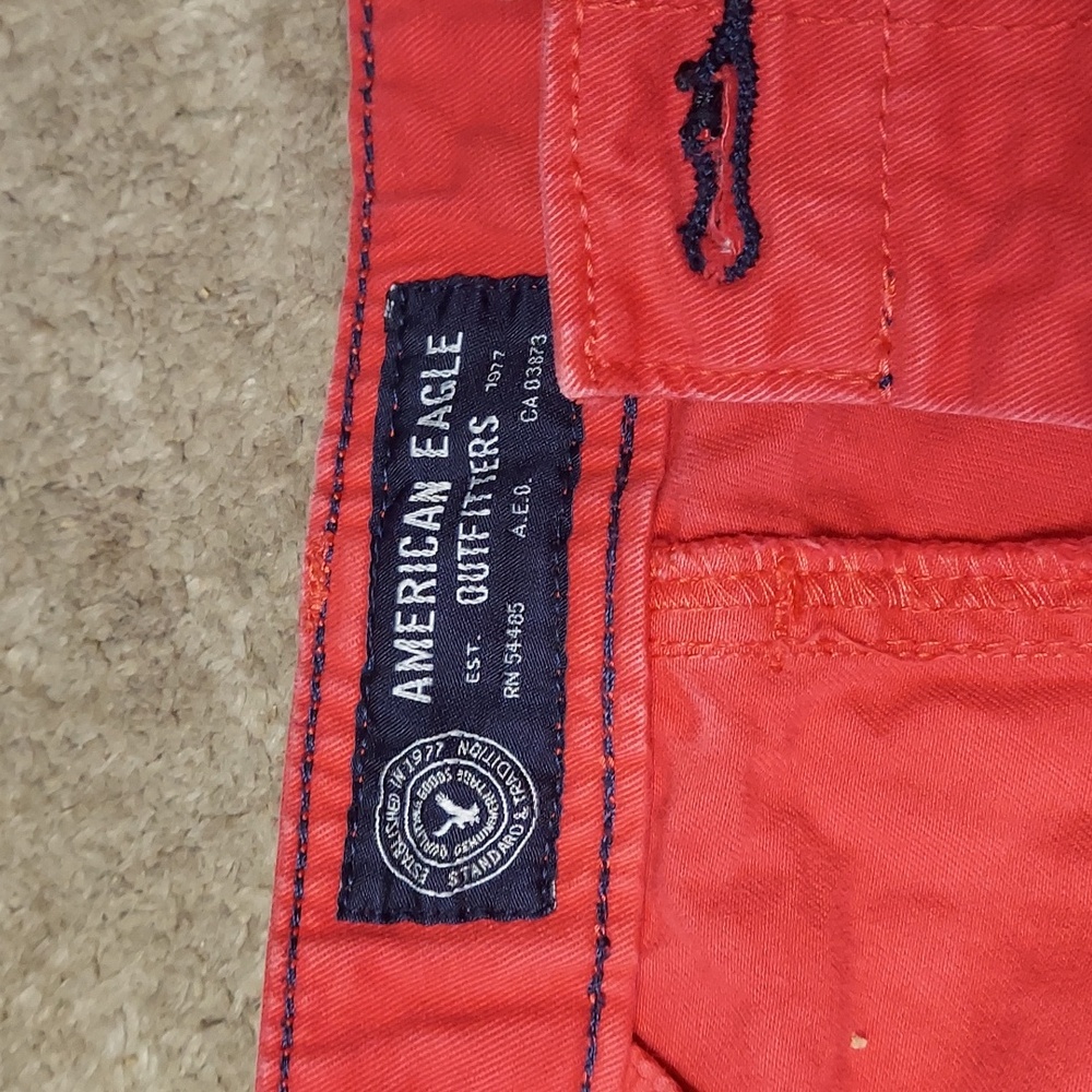 American Eagle Outfitters Men's Red Flat Front Shorts - Picture 2 of 7